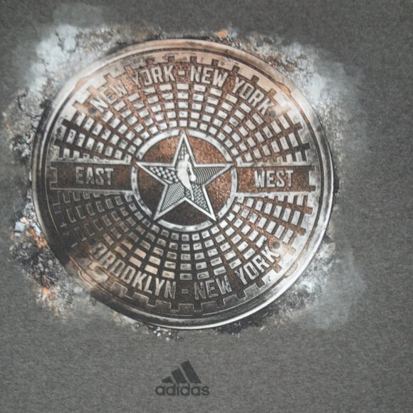 ADIDAS BASKETBALL NEW YORK BROOKLYN SEWER LID - GRAY LARGE T-SHIRT K854 - Picture 1 of 3